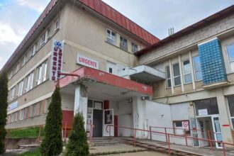 un medic de la spitalul din borsa agresat in timp ce resuscita o pacienta de un membru al familiei acesteia 6999e67d164eb