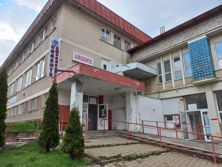 un medic de la spitalul din borsa agresat in timp ce resuscita o pacienta de un membru al familiei acesteia 6999e67d164eb