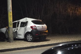 un nou accident pe aleea mihail sadoveanu o masina a iesit in decor 69a1f88fbf078