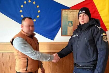 un politist din fetesti aflat in timpul liber a returnat 10 000 de euro gasiti in zona unei banci 6983564e9e1b9
