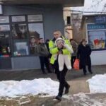 un politist local din iasi a reusit sa salveze un bebelus dintr un bloc unde izbucnise un incendiu video 6999e300ecbb3