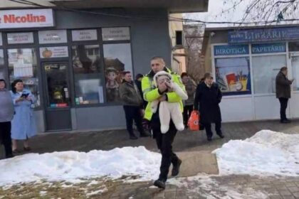 un politist local din iasi a reusit sa salveze un bebelus dintr un bloc unde izbucnise un incendiu video 6999e300ecbb3