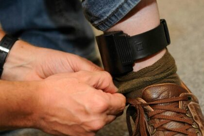 un primar este obligat sa poarte bratara electronica dupa ce ar fi sechestrat doua femei 6984aef9b49d2