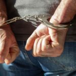 un profesor de 64 de ani din arges a fost retinut dupa ce ar fi sarutat o eleva de 13 ani pe holul scolii 697f22a3143b0