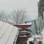 un sat din valcea s a rupt in doua case inghitite de pamant si zeci de familii izolate din cauza unei alunecari de teren video 6999bb562862d