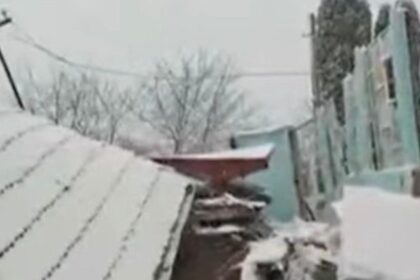 un sat din valcea s a rupt in doua case inghitite de pamant si zeci de familii izolate din cauza unei alunecari de teren video 6999bb562862d