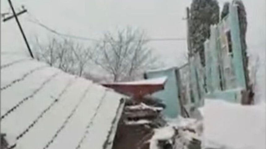 un sat din valcea s a rupt in doua case inghitite de pamant si zeci de familii izolate din cauza unei alunecari de teren video 6999bb562862d