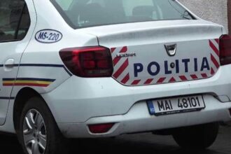 un sofer beat a izbit un autoturism si l a proiectat intr o masina de politie 69919b0ba3be6