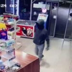 un tanar a jefuit o benzinarie din timisoara dupa ce a amenintat vanzatorul cu un cutit este suspect si in alte furturi video 6992cce8ad70b