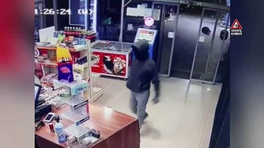 un tanar a jefuit o benzinarie din timisoara dupa ce a amenintat vanzatorul cu un cutit este suspect si in alte furturi video 6992cce8ad70b