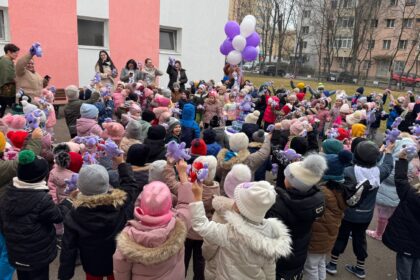 ursuletul de plus a ajuns la iasi ii invata pe copii cum sa se poarte sa fim buni si sa ne cerem scuze 6993c8e832640