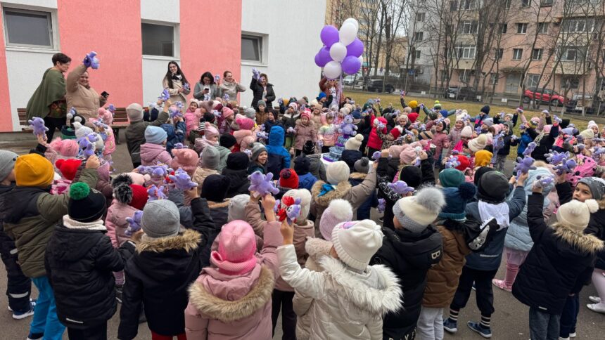 ursuletul de plus a ajuns la iasi ii invata pe copii cum sa se poarte sa fim buni si sa ne cerem scuze 6993c8e832640