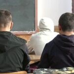 val de violente intre adolescenti un tanar de 19 ani si a agresat colega la liceu in vaslui caz similar si in neamt 6981acea97d20