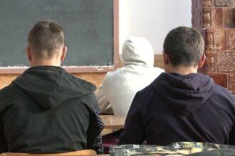 val de violente intre adolescenti un tanar de 19 ani si a agresat colega la liceu in vaslui caz similar si in neamt 6981acea97d20