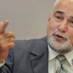 varujan vosganian oprit de politisti pe aeroportul din iasi ce aveti in geanta 6981af58469d4