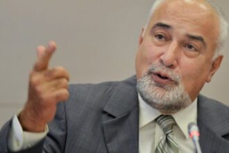 varujan vosganian oprit de politisti pe aeroportul din iasi ce aveti in geanta 6981af58469d4