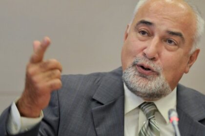 varujan vosganian oprit de politisti pe aeroportul din iasi ce aveti in geanta 6981af58469d4