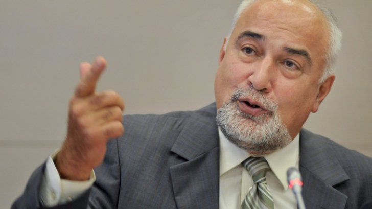 varujan vosganian oprit de politisti pe aeroportul din iasi ce aveti in geanta 6981af58469d4