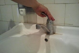 viata la bloc cu plata la zi dar lasati de zece zile fara apa oamenii isi fac nevoile in pungi si le duc la gunoi 6997cf024e5ea