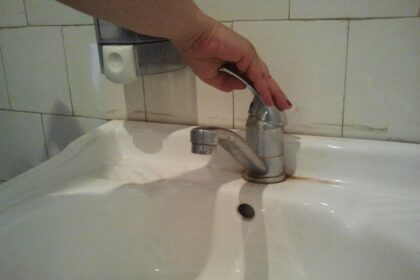 viata la bloc cu plata la zi dar lasati de zece zile fara apa oamenii isi fac nevoile in pungi si le duc la gunoi 6997cf024e5ea