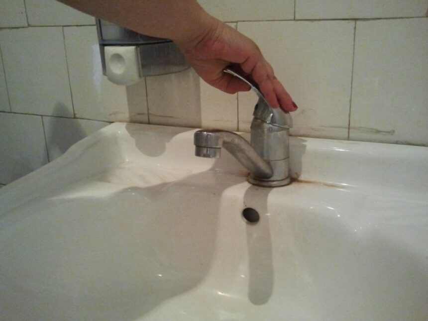 viata la bloc cu plata la zi dar lasati de zece zile fara apa oamenii isi fac nevoile in pungi si le duc la gunoi 6997cf024e5ea