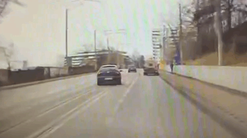 video a traversat patru benzi fara sa se asigure si a fost la un pas de moarte soferul a iesit in decor 698f7571317ae