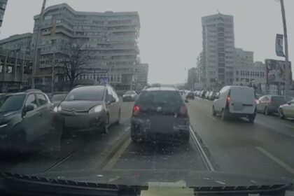 video accident auto aproape de sediul finantelor un sofer a schimbat brusc banda fara sa se asigure 698e00c4d8553