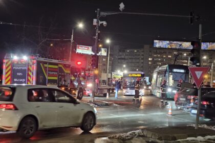 video accident grav in podu ros doua masini s au ciocnit dupa o neacordare de prioritate 6993781147fa1