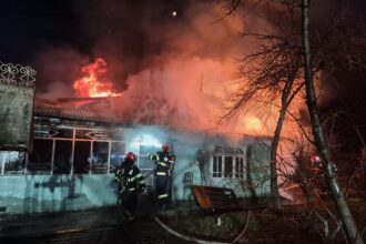 video casa batraneasca mistuita de flacari in comuna popricani de la ce ar fi pornit incendiul 698196b570b35