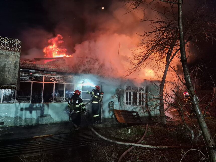 video casa batraneasca mistuita de flacari in comuna popricani de la ce ar fi pornit incendiul 698196b570b35