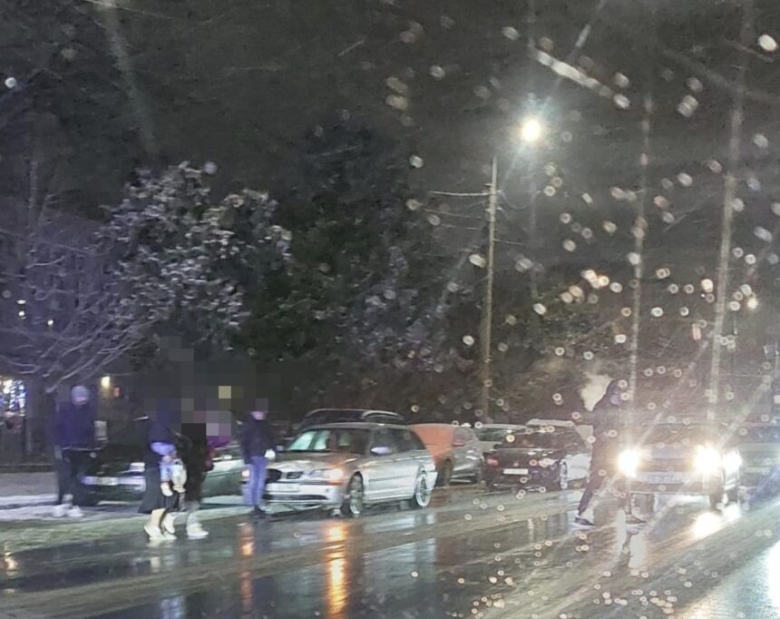 video copil grav ranit in timp ce traversa strada impreuna cu mama lui 6986244d91f98