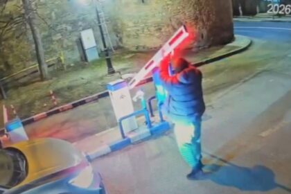 video iesean surprins de camere in timp ce forteaza bariera parcarii de la golia si pleaca fara sa plateasca 6981bd62d9b03