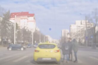 video imagini cu taximetristul beat care a adormit la volan in timp ce astepta ca semaforul sa se faca verde 69832ec092f6d