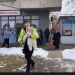 video momentul in care un politist local intra in blocul cuprins de fum in nicolina si salveaza un bebelus 699990fcae610