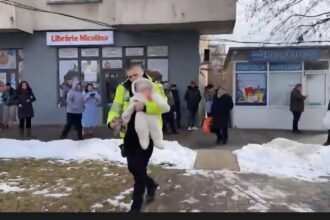 video momentul in care un politist local intra in blocul cuprins de fum in nicolina si salveaza un bebelus 699990fcae610