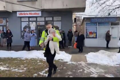 video momentul in care un politist local intra in blocul cuprins de fum in nicolina si salveaza un bebelus 699990fcae610