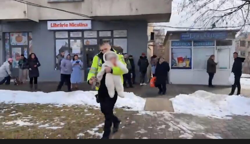 video momentul in care un politist local intra in blocul cuprins de fum in nicolina si salveaza un bebelus 699990fcae610