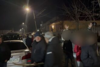 video panica intr un sat din iasi persoane necunoscute imbracate in negru se plimba noaptea pe ulite 698f0179175ad