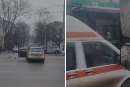 video tramvaie blocate in cug in urma unei tamponari produse intre o ambulanta si un autoturism 698ee1cf537c3