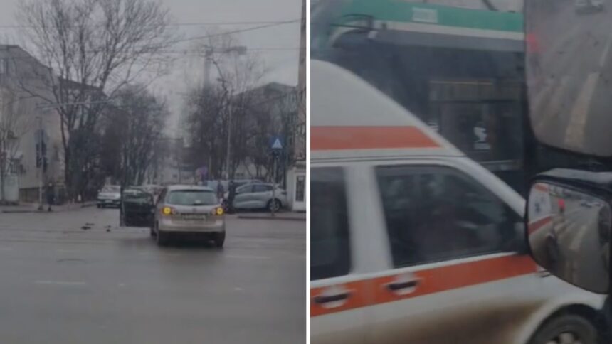 video tramvaie blocate in cug in urma unei tamponari produse intre o ambulanta si un autoturism 698ee1cf537c3