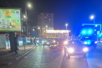 accident grav in podu ros livrator aflat pe scuter izbit de o masina foto 69bc41683d79f