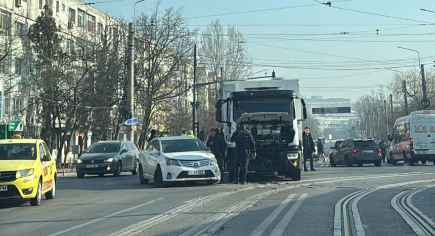 accident in zona tesatura autospeciala care transporta detinuti implicata intr o coliziune trafic blocat 69b8fcd7cdff4