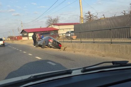 accident la baltati un bmw a parasit carosabilul si a ajuns in sant 69ba4ab8d4ac9