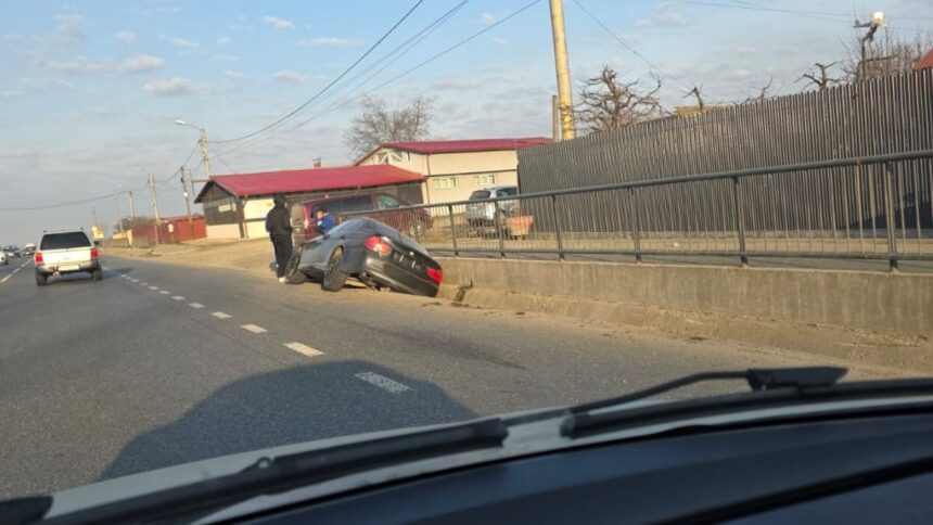 accident la baltati un bmw a parasit carosabilul si a ajuns in sant 69ba4ab8d4ac9