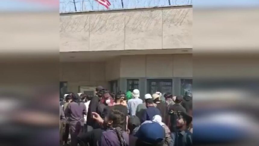 ambasadele sua din irak si pakistan au fost atacate revolta uriasa oamenii arunca cu pietre 69a40b77ab0cd