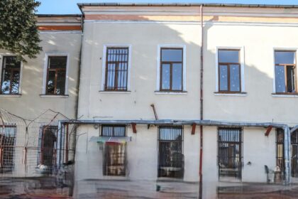 angajata unei scoli din giurgiu acuzata ca si ar fi cumparat bunuri personale de 94 000 de lei din banii institutiei 69aefe7d67861