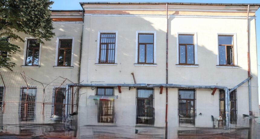 angajata unei scoli din giurgiu acuzata ca si ar fi cumparat bunuri personale de 94 000 de lei din banii institutiei 69aefe7d67861