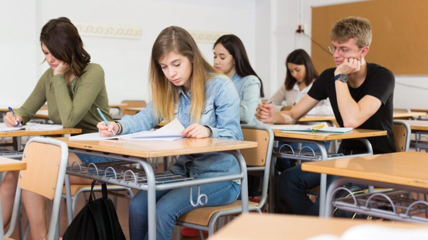 aproape 6 000 de elevi din judetul iasi sustin simularea examenului de bacalaureat isj iasi isj simularea va avea loc in toate centrele 69bdaba21988c