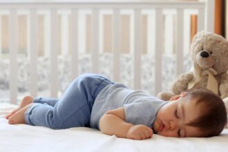 atentie la perne si la lumini somnul bebelusului una din cele mai mari provocari din primul an de viata ce recomanda un consultant iesean in somnul copiilor 69b7ee0df3fca