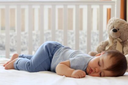 atentie la perne si la lumini somnul bebelusului una din cele mai mari provocari din primul an de viata ce recomanda un consultant iesean in somnul copiilor 69b7ee0df3fca